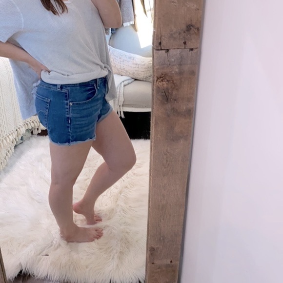 Levi’s high rise denim shorts size 12/31 - Picture 2 of 7